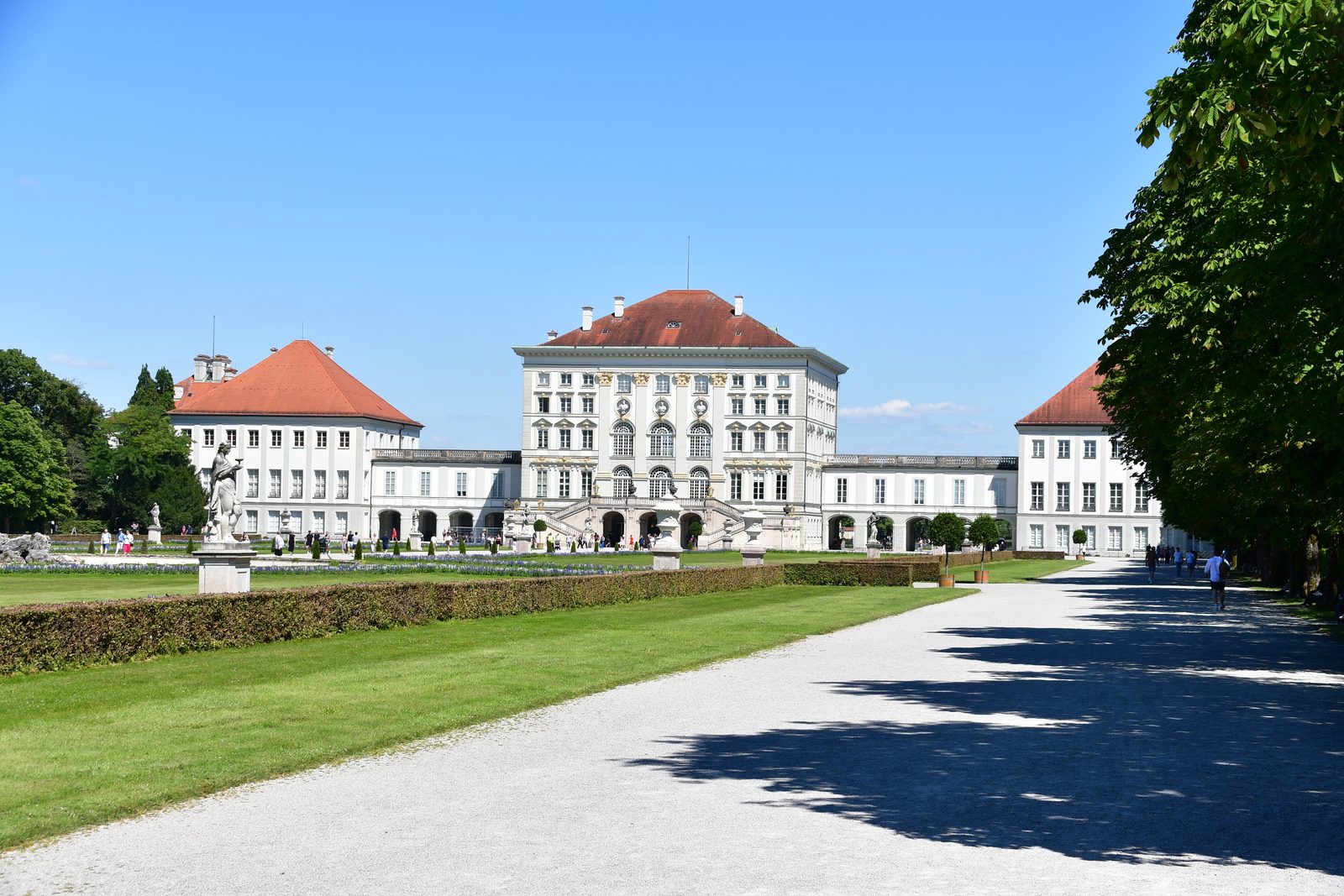 A Nymphenburg-kastély teljes főhomlokzata kék ég alatt