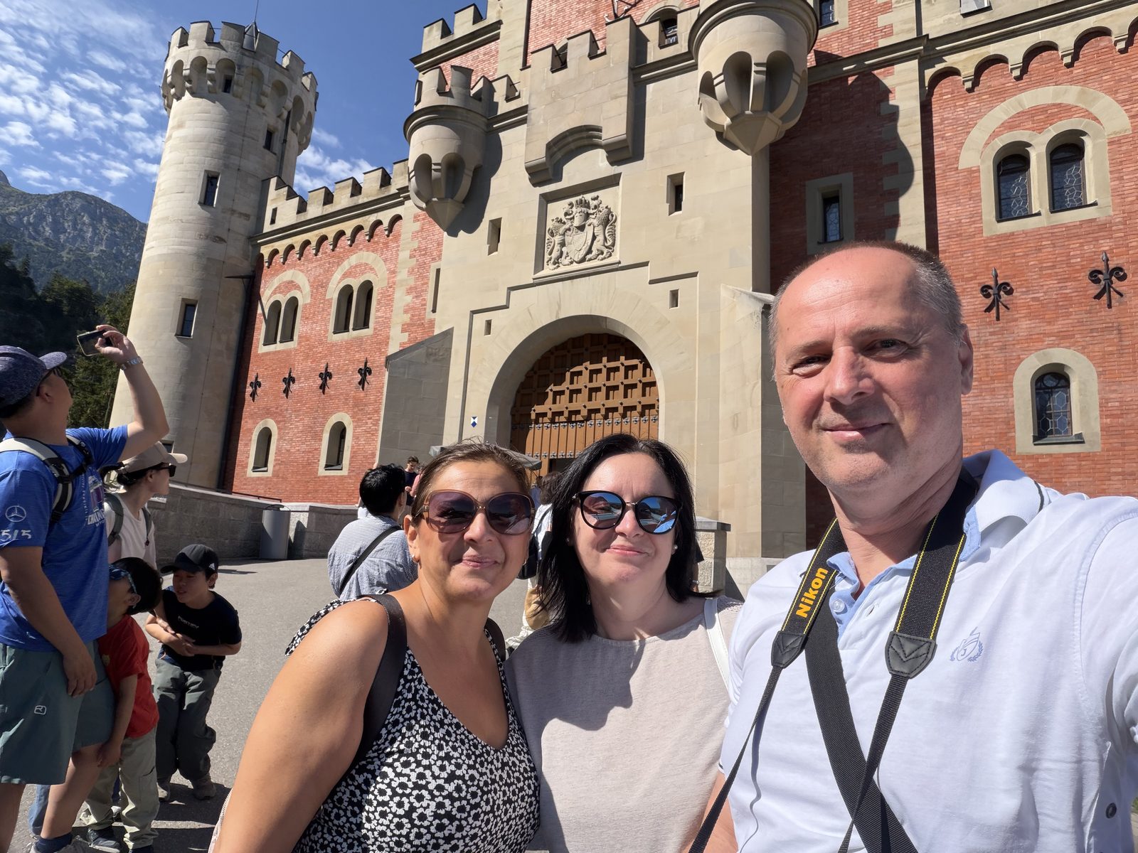 Hármas szelfi a Neuschwanstein díszes kapuja előtt