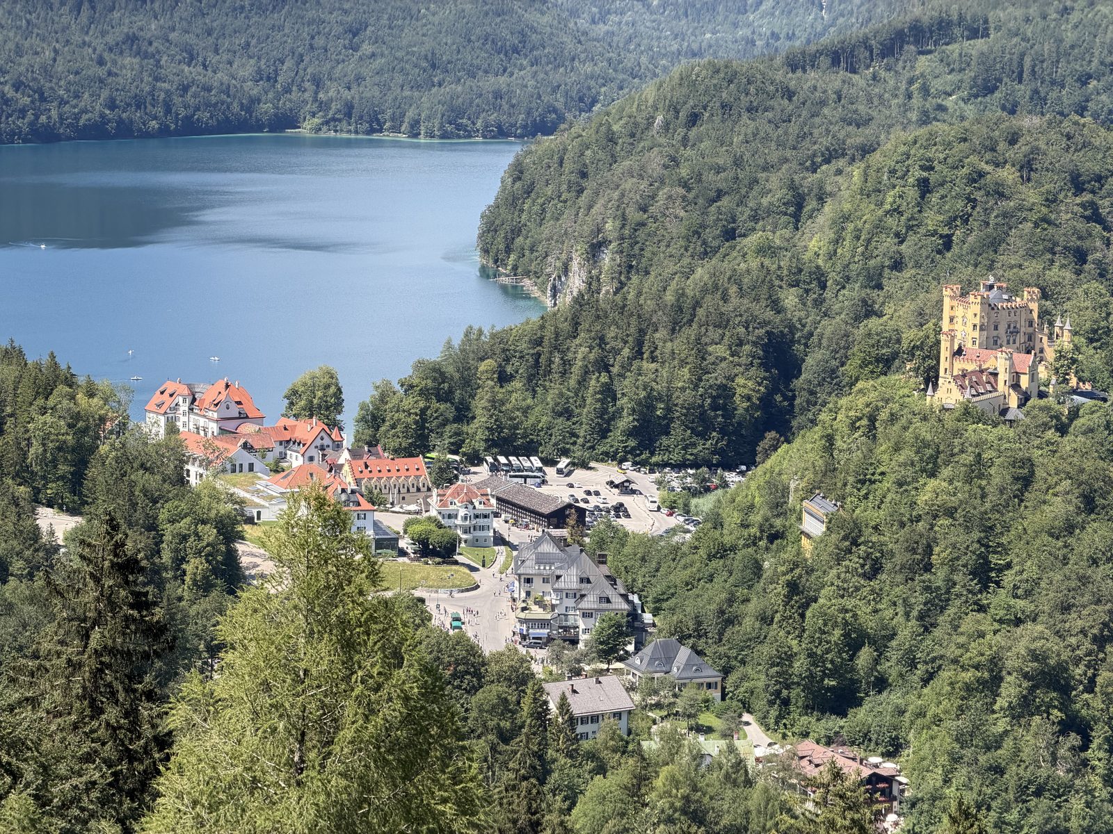 Magasból nyíló panoráma az Alpsee-re, Hohenschwangau piros tetőire és a sárga kastélyra