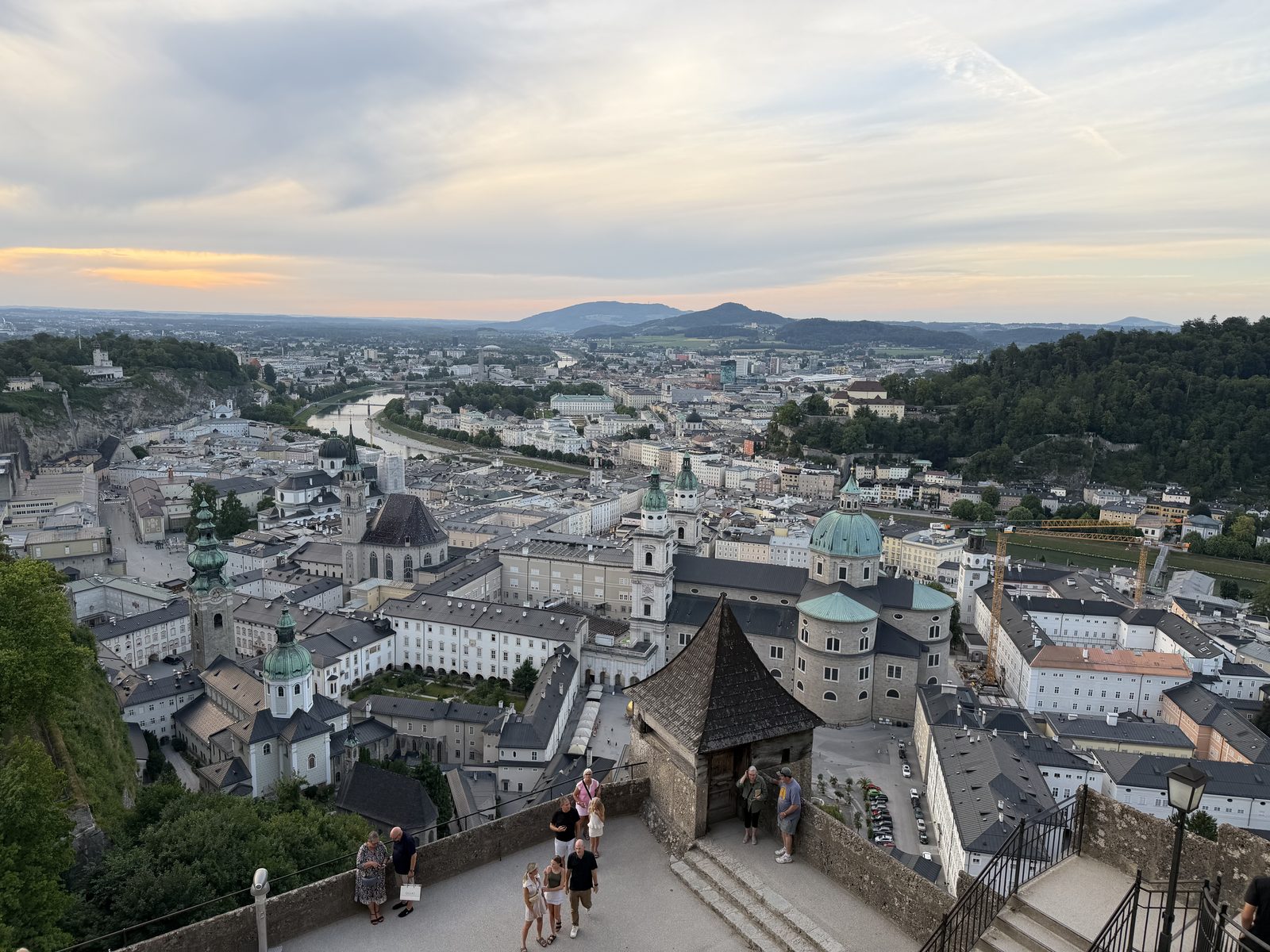 Széles panoráma Salzburgról a Salzach folyóval és a dóm kupolájával naplementében