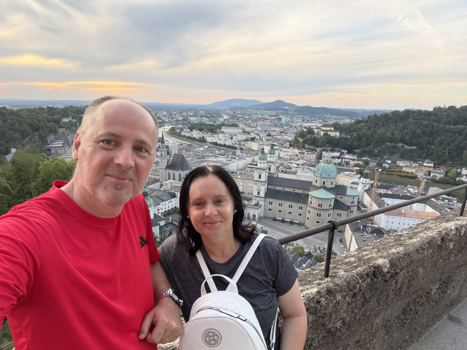 Páros szelfi a salzburgi kilátóteraszon, háttérben a város